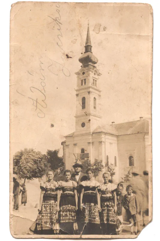 Altes gekritzeltes Foto vor der Restaurierung